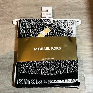 MICHAEL KORS  SCARF AND HAT SET ( REVERSIBLE)